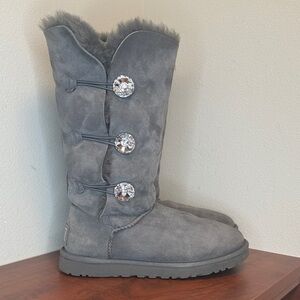 UGG Women’s Bailey Button Bling Triplet Gray Fur Boots, size 9